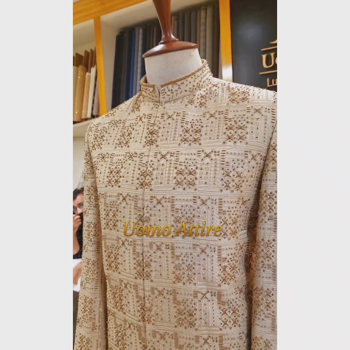 Carica e riproduci video nel visualizzatore Galleria, Luxury Golden Sherwani with Full Hand Embellishments and Maroon Kulla for Groom