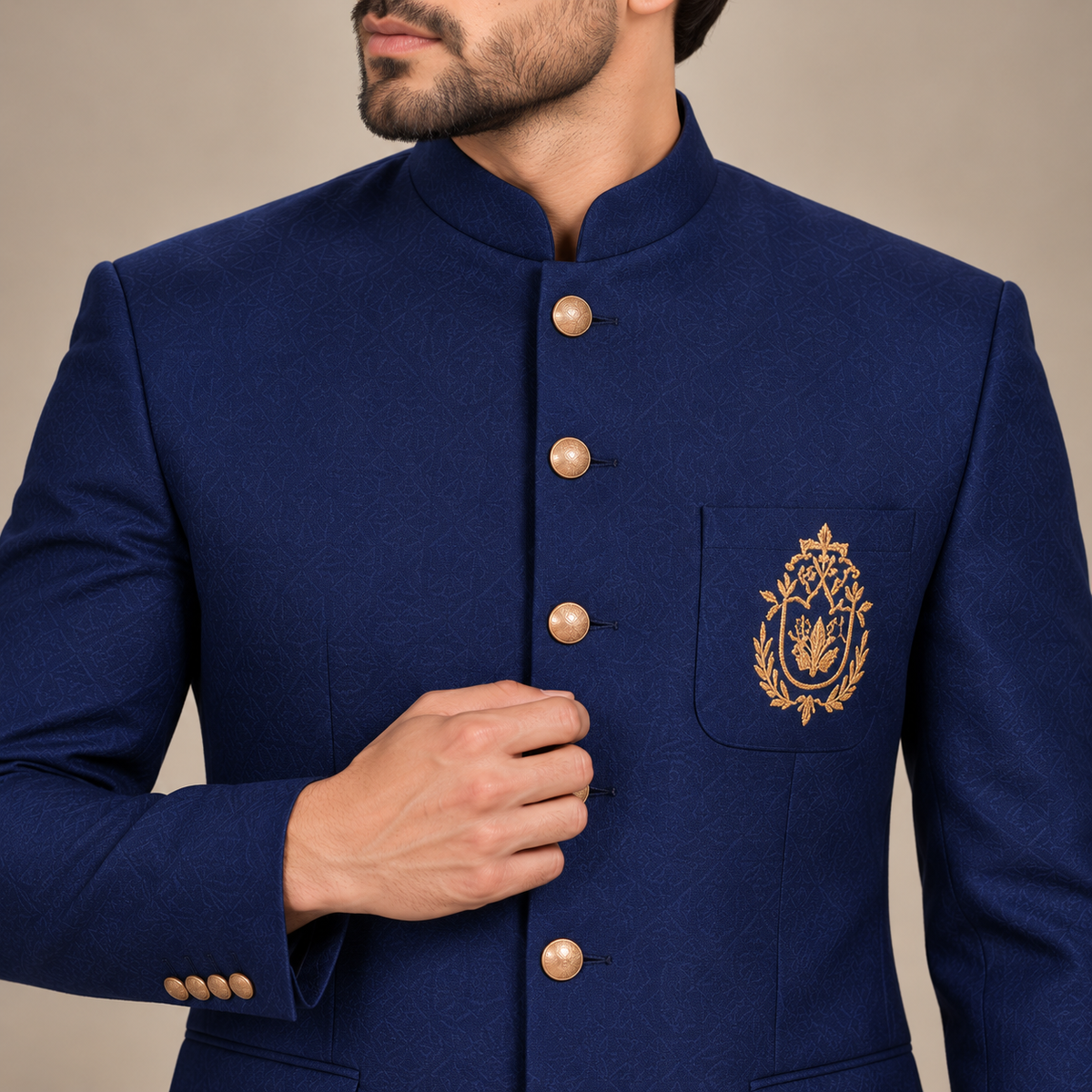 Costume prince bleu marine customisé avec des embellissements 