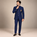 Costume prince bleu marine customisé avec des embellissements 
