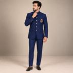 Costume prince bleu marine customisé avec des embellissements 