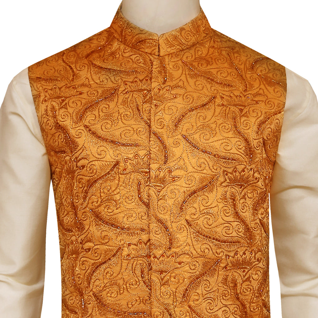 Gilet slim ajusté en soie rao dorée entièrement brodé 