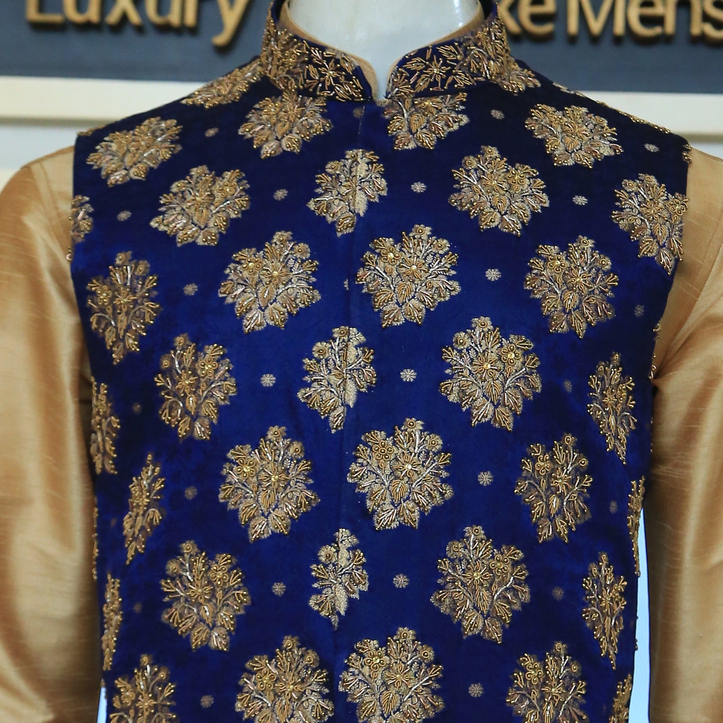 
                  
                    Gilet de luxe avec micro embellissement doré 
                  
                