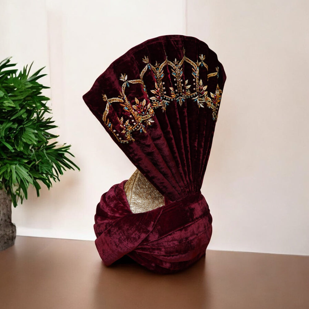 Turban en velours bordeaux personnalisé avec des embellissements 