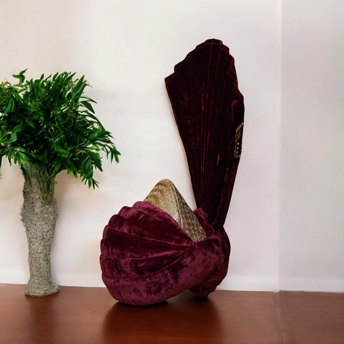 Turban en velours bordeaux personnalisé avec des embellissements 