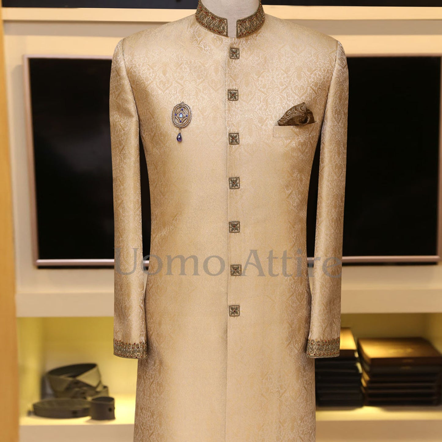 
                  
                    Ensemble complet Sherwani doré fabriqué avec un tissu auto-texturé 
                  
                
