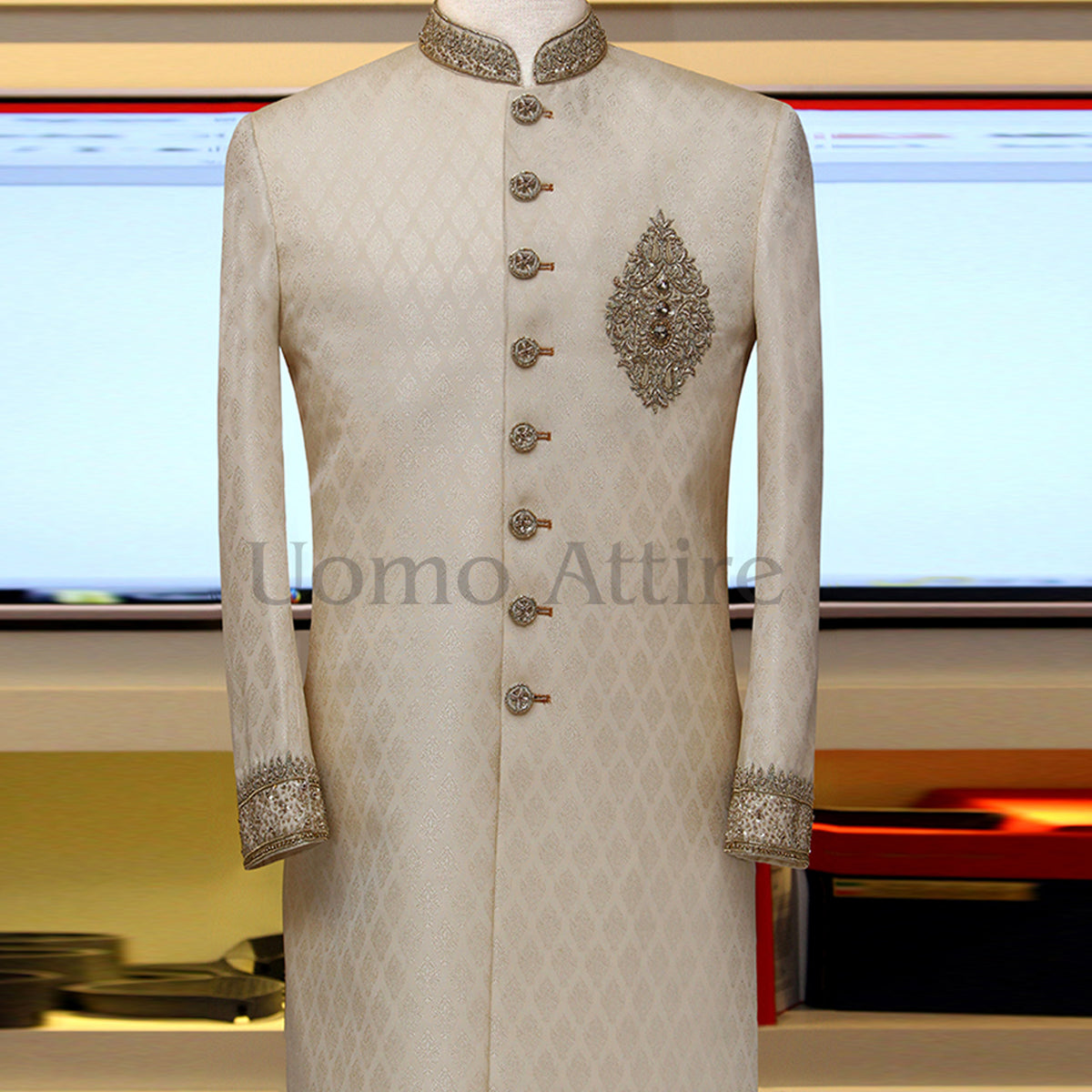 Oro champagne e sherwani contemporaneo dai colori vivaci 