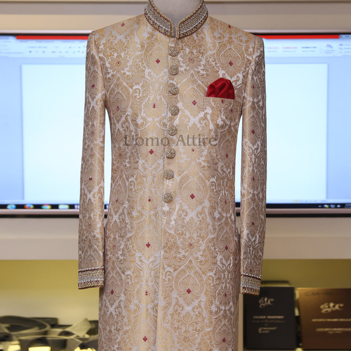 Pacchetto Sherwani di design per il tuo evento unico 