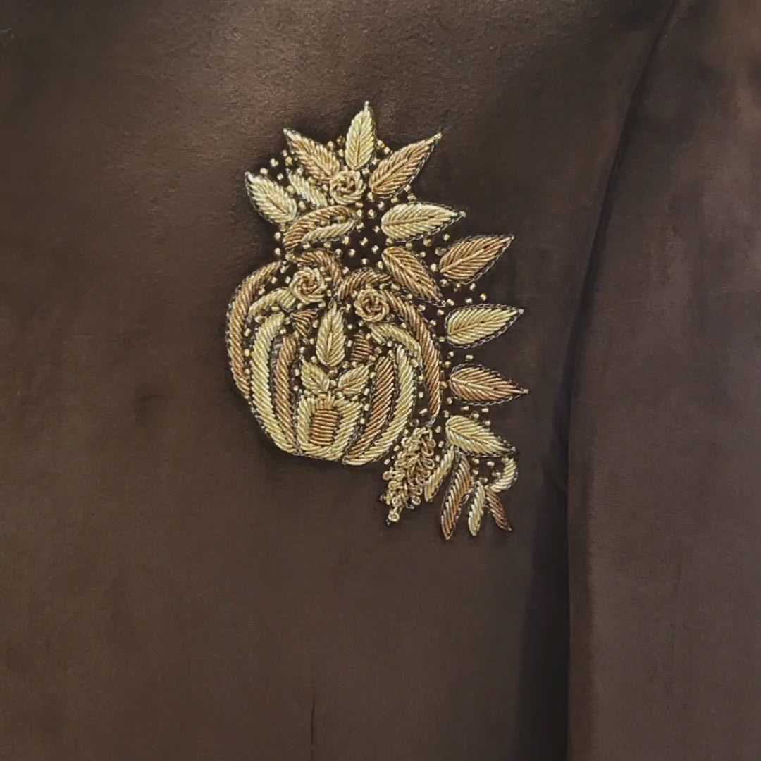 
                  
                    Charger et lire la vidéo dans la visionneuse de la Galerie, Custom-tailored embellished velvet prince coat | Prince Coat
                  
                