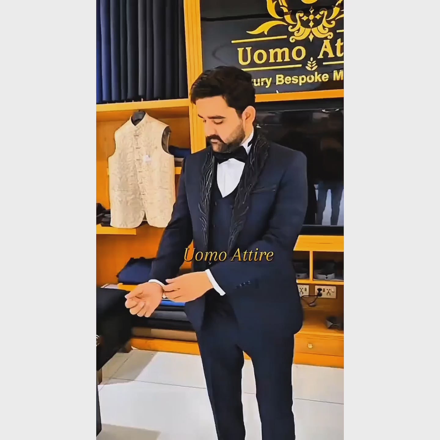 
                  
                    Charger et lire la vidéo dans la visionneuse de la Galerie, Men&amp;#39;s Luxury Navy Blue 3-Piece Tuxedo Suit with Shawl Lapel
                  
                