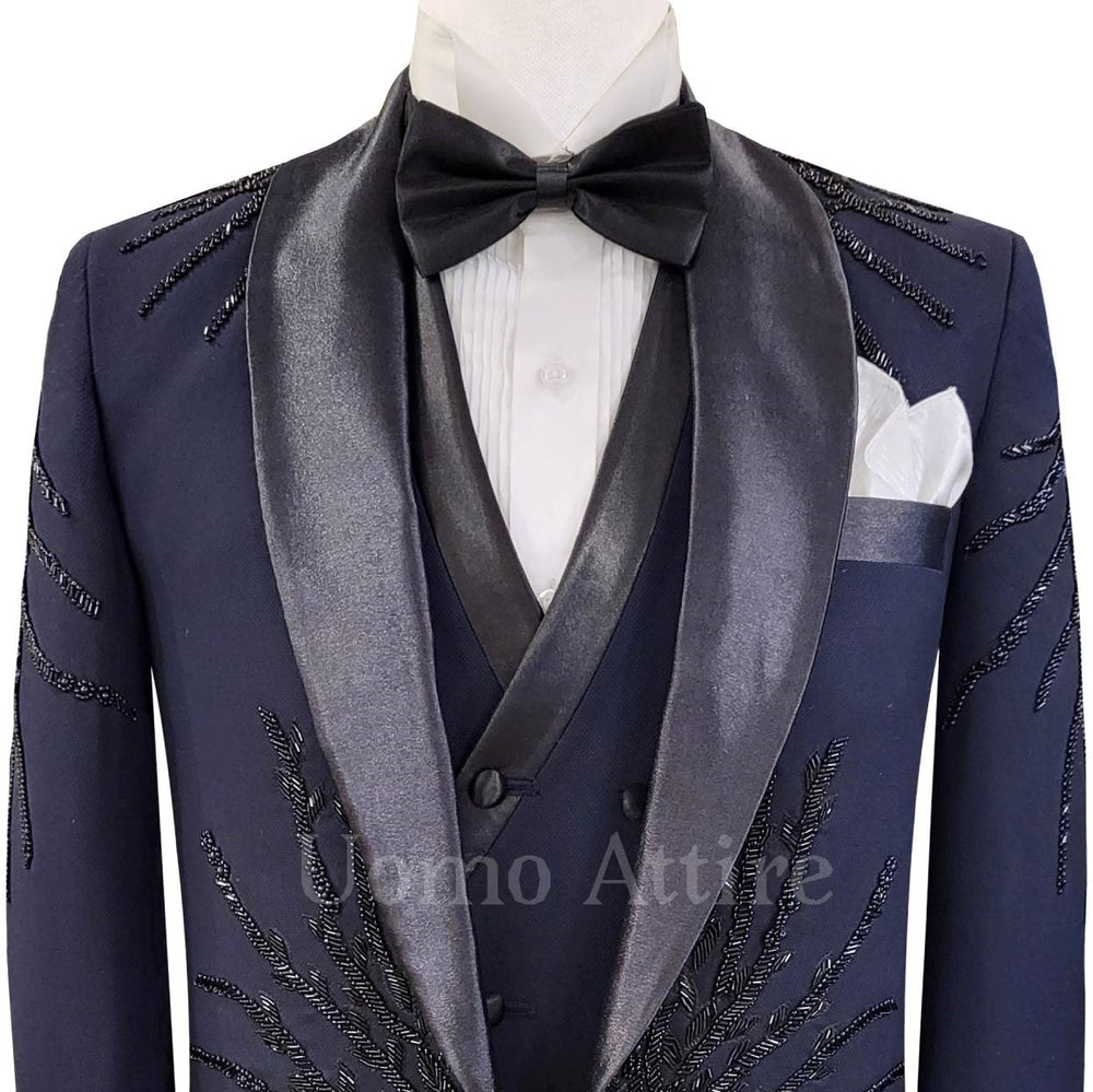 
                  
                    Carica e riproduci video nel visualizzatore Galleria, 24-tailored-made-navy-blue-embellished-tuxedo-3-piece-suit
                  
                