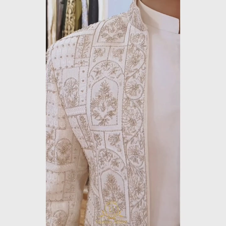 
                  
                    Charger et lire la vidéo dans la visionneuse de la Galerie, Luxury Custom-Made White Open Front Sherwani with Intricate Silver Emblishment
                  
                