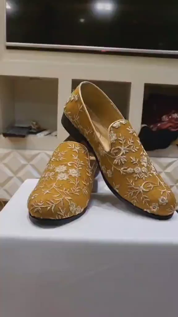 Custom-Made Flower Embroidered Fabric Shoes for Groom
