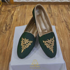 Scarpe ricamate in seta grezza verde intenso