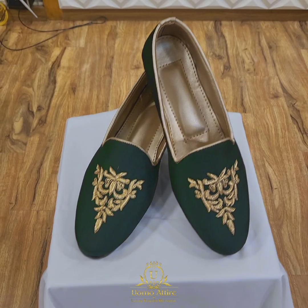 Scarpe ricamate in seta grezza verde intenso