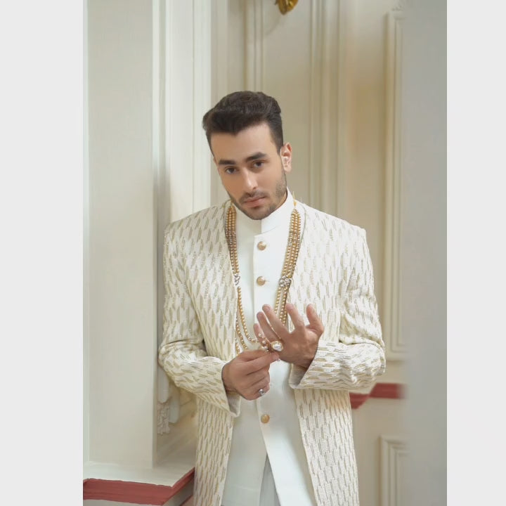 
                  
                    Charger et lire la vidéo dans la visionneuse de la Galerie, Luxury Custom-Made White Open Front Sherwani with Intricate Golden Embroidery
                  
                