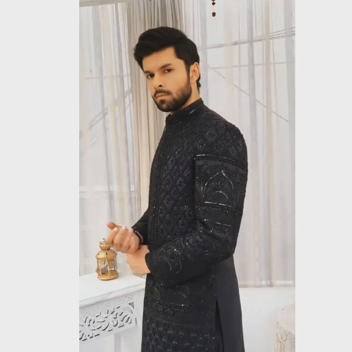 
                  
                    Carica e riproduci video nel visualizzatore Galleria, Luxurious Black Sherwani with Ornate Embellishments For Groom
                  
                