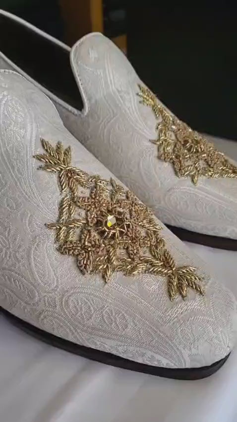 Scarpe bianche ricamate per lo sposo 