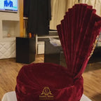 Turban en velours bordeaux personnalisé avec des embellissements 