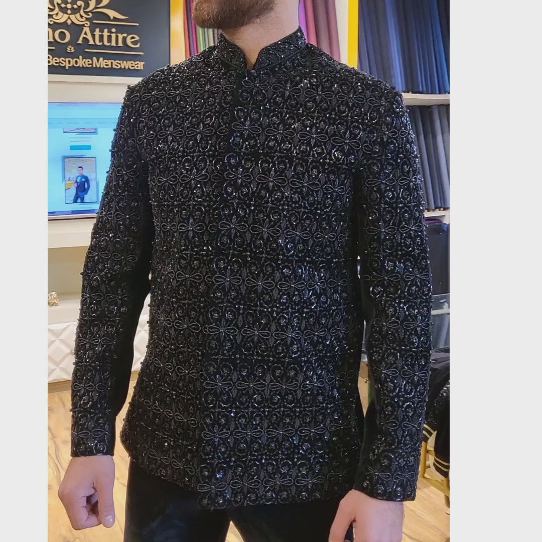 
                  
                    Charger et lire la vidéo dans la visionneuse de la Galerie, Black Jodhpuri Suit for Men in Velvet Hand Embellishment
                  
                