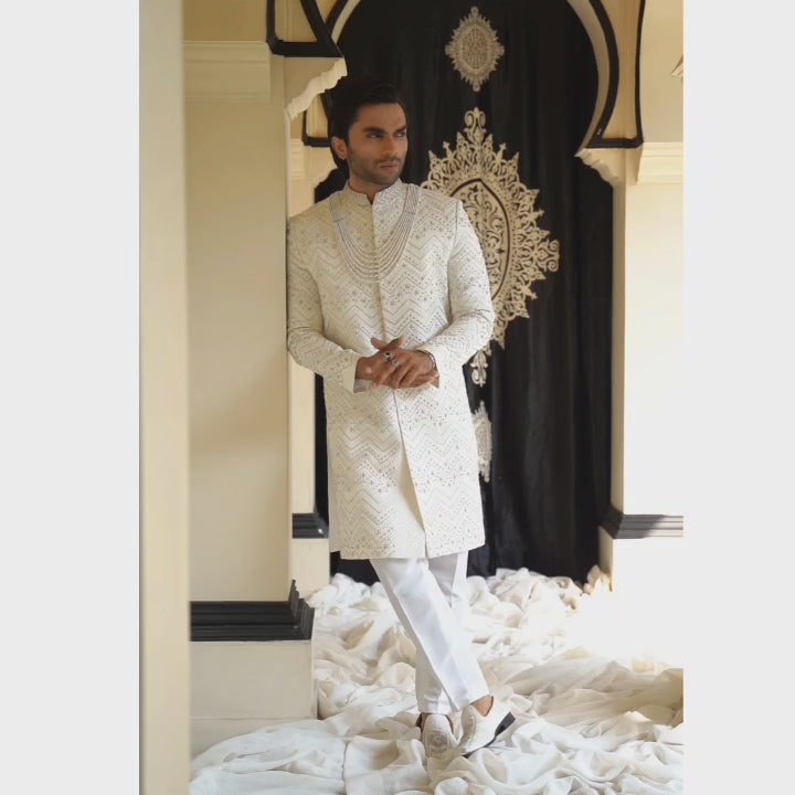 
                  
                    Carica e riproduci video nel visualizzatore Galleria, Majestic White Embroidered Sherwani with Exquisite Embellishment
                  
                