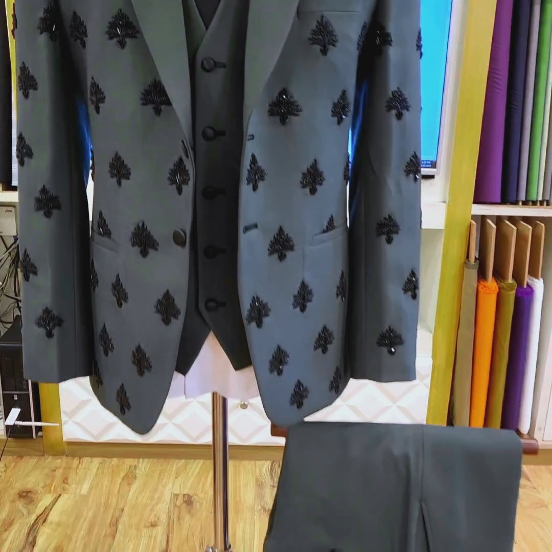 
                  
                    Charger et lire la vidéo dans la visionneuse de la Galerie, Black Embellished Green Wedding 3 Piece Suit For Men
                  
                