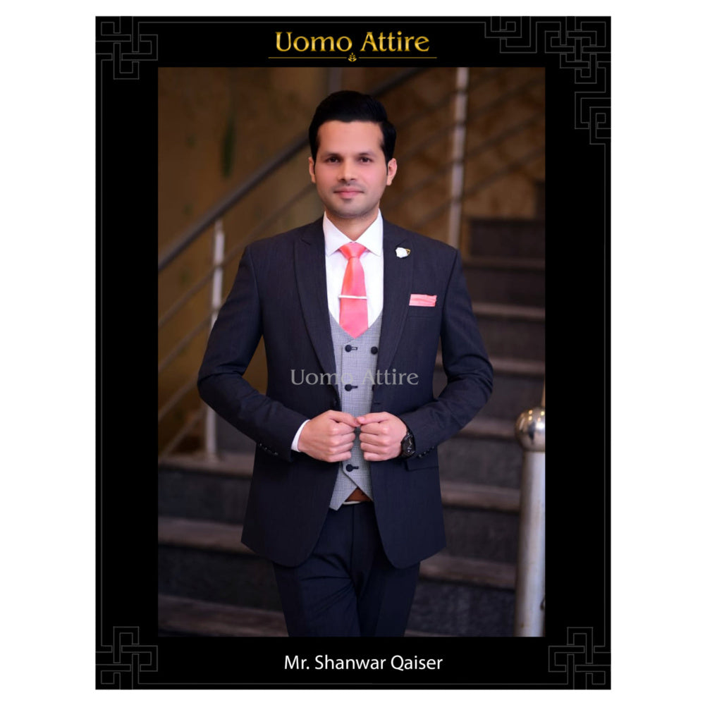 Il nostro prezioso cliente, il signor Shanwar Qaiser, sembra elegante