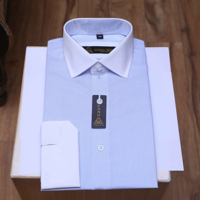 Chemise blanche aux poignets et au col au design personnalisé 