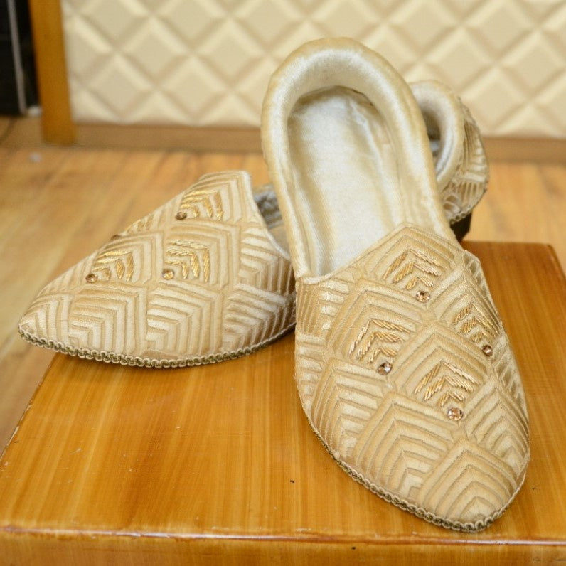 Stile scarpa ricamata e impreziosita per gilet 
