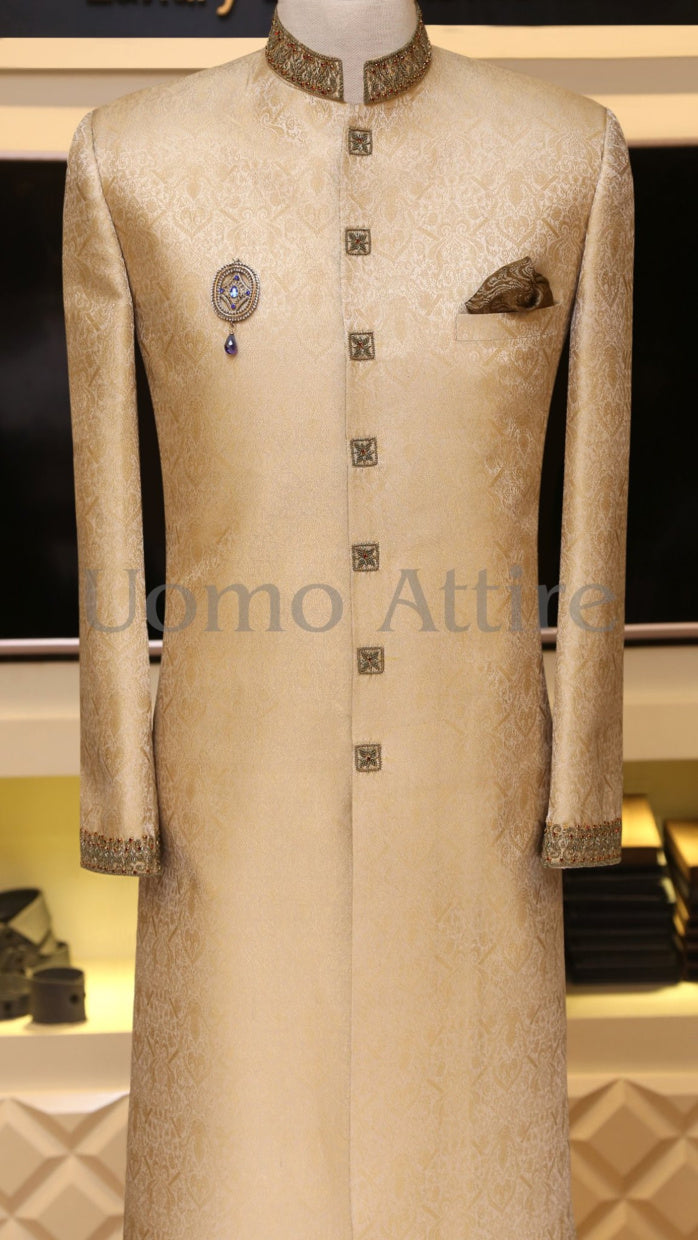 Pacchetto completo sherwani dorato realizzato con tessuto auto strutturato 
