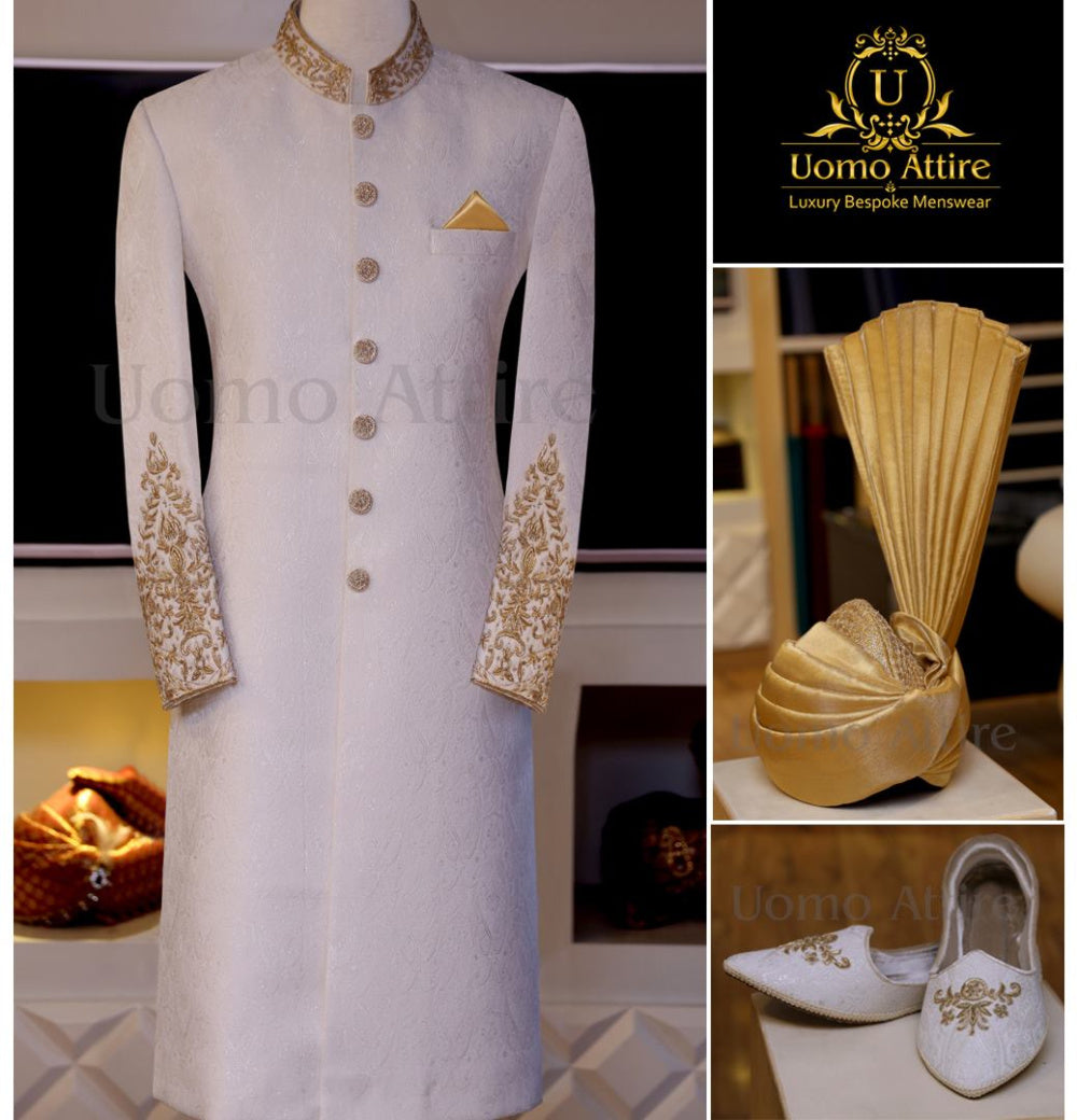 Ensemble complet sherwani blanc cassé fabriqué avec du tissu jamawar gaufré auto-texturé 