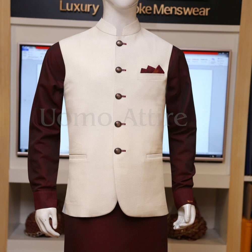 Gilet auto-texturé blanc cassé avec boutons mehroon contrastés 