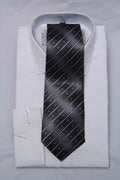 Camicia bianca con cravatta nera a contrasto 