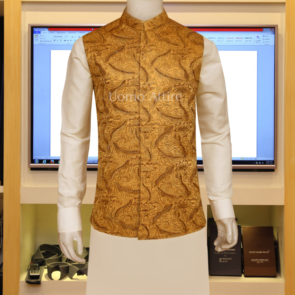 Gilet slim ajusté en soie rao dorée entièrement brodé 