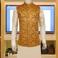 Gilet slim ajusté en soie rao dorée entièrement brodé 