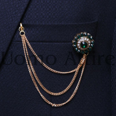 Spilla catena verde intenso con piccole pietre bianche cristalline 
