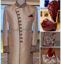 Ensemble Angrakha Sherwani orné d'embellissements mehroon contrastés 