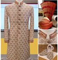 Pacchetto sherwani in oro antico ornato di pietre 