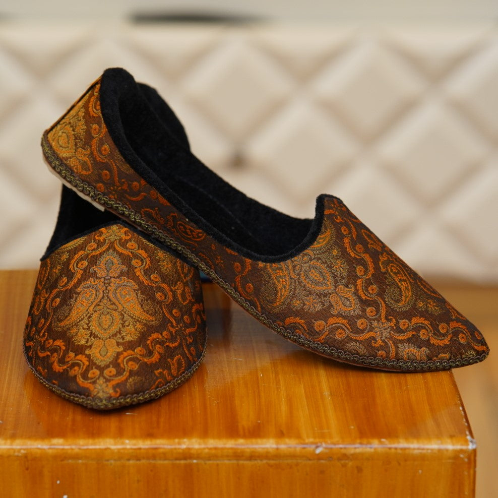 Scarpe ricamate dorate per cameriere