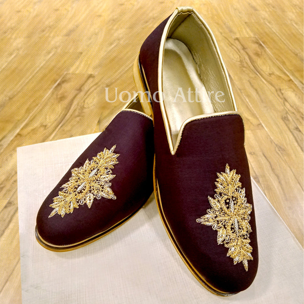 Scarpe in tessuto dorato con micro decorazioni 