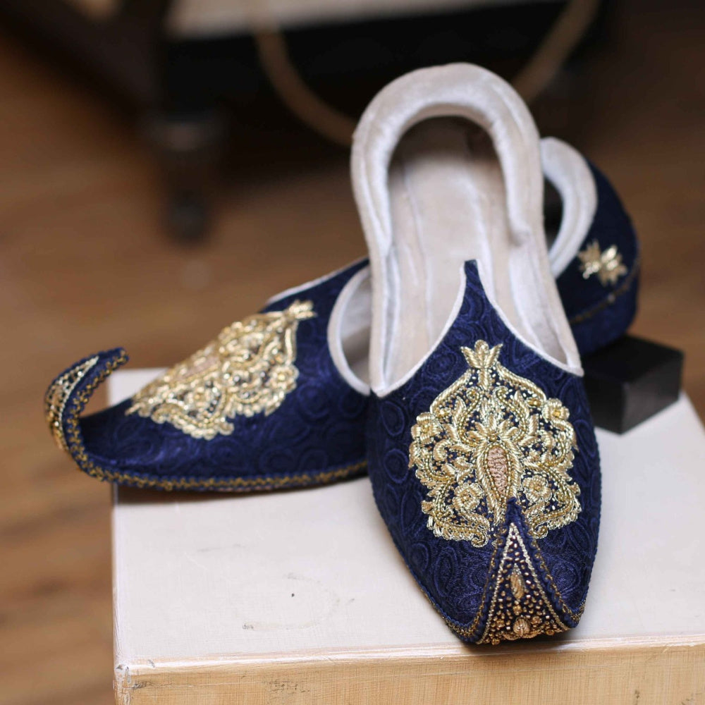 Navy Blue Sherwani Khussa con decorazioni in oro antico