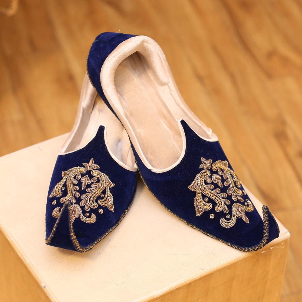 Velluto blu Sherwani Khussa con lavori di abbellimento in oro antico 